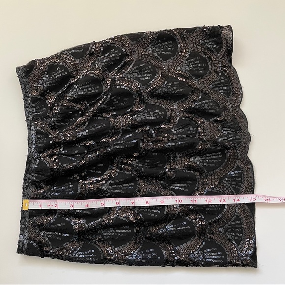Tobi Black Sequin Scalloped Mini Skirt - Picture 6 of 11